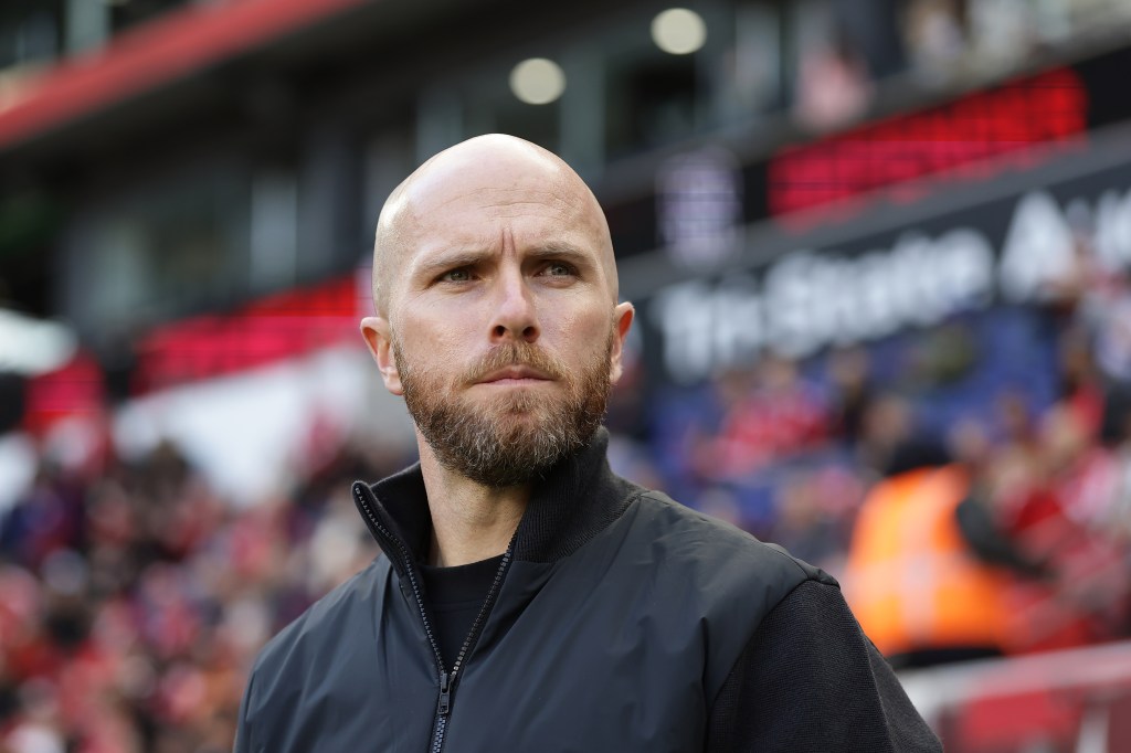 El entrenador jefe Michael Bradley de los New York Red Bulls mira durante la primera mitad de un partido de la MLS contra el New England Revolution en el Sports Illustrated Stadium el 28 de febrero de 2026 en Harrison, Nueva Jersey. 