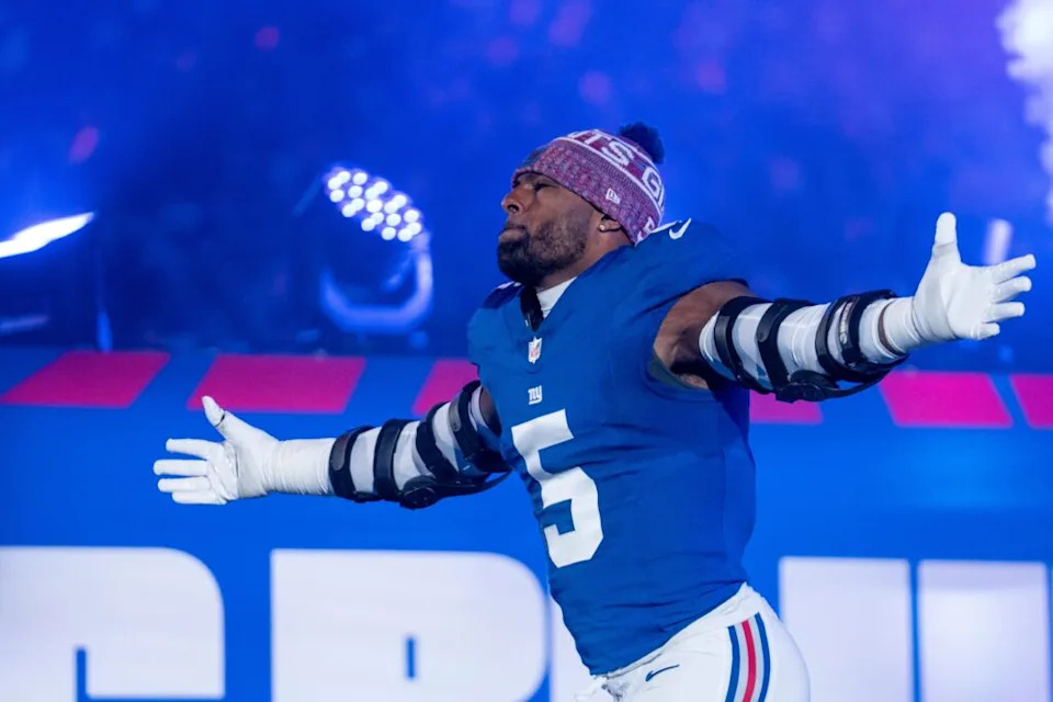 El linebacker de los New York Giants Kayvon Thibodeaux (5) sale corriendo del túnel durante un partido de fútbol del jueves por la noche entre los New York Giants y los Philadelphia Eagles en el MetLife Stadium de East Rutherford el 9 de octubre de 2025.