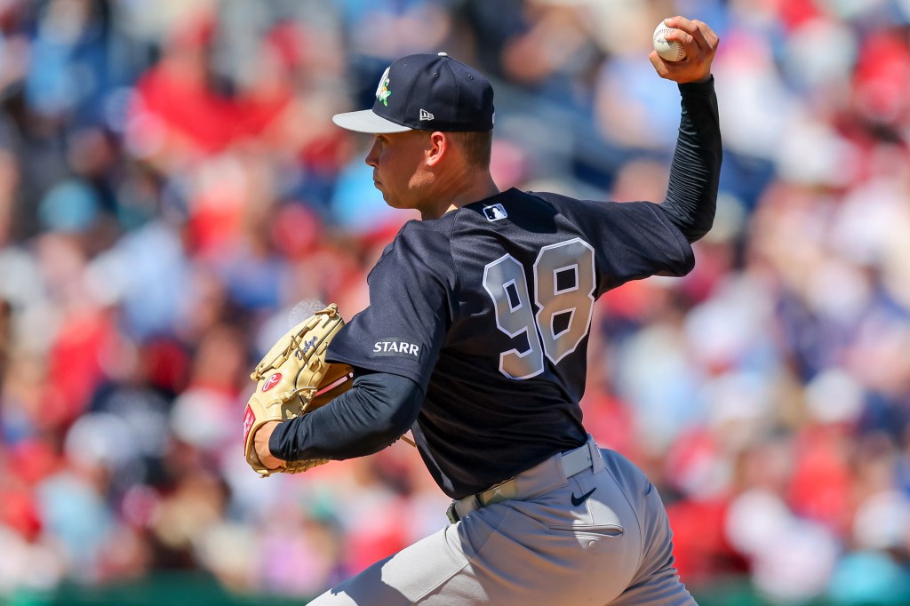 El lanzador de los Yankees de Nueva York Will Warren #98 lanzando un lanzamiento contra los Phillies de Filadelfia.