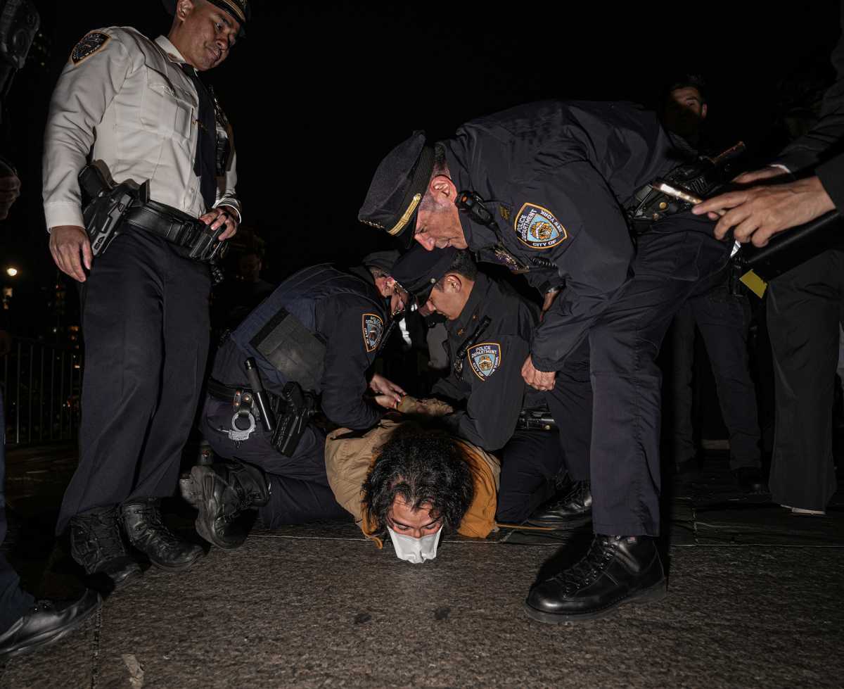 Nueva York desembolsó 117 millones de dólares para resolver las reclamaciones de mala conducta de la policía de Nueva York, ya que la ciudad se enfrenta a déficits multimillonarios 1 Agentes de la policía de Nueva York arrestan a un manifestante durante una manifestación en el Baix Manhattan el miércoles por la noche