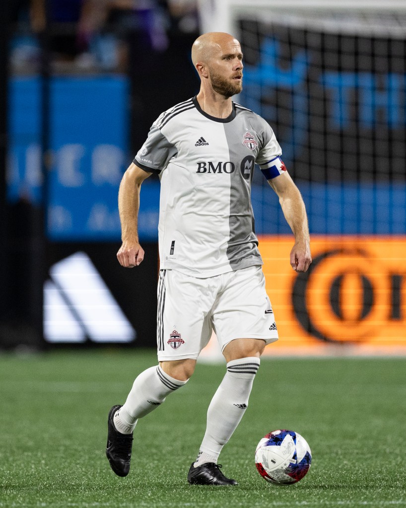 Michael Bradley, número 4 de Toronto FC, se mueve con el balón durante un partido entre Toronto FC y Charlotte FC en el Bank of America Stadium el 4 de octubre de 2023 en Charlotte, Carolina del Norte. 