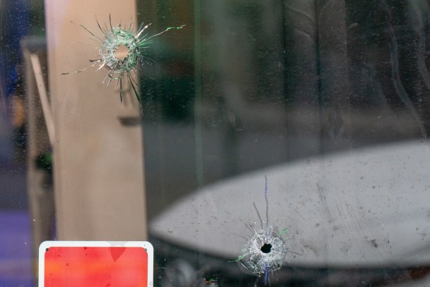Cuatro personas resultaron heridas a tiros en el interior del club nocturno de Brooklyn Richard's Hall and Lounge en la avenida L a E. 94th St. en Canarsie el domingo 8 de marzo de 2026. (Theodore Parisienne / New York Daily News)