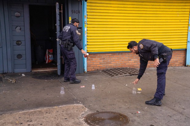 Cuatro personas resultaron heridas a tiros en el interior del club nocturno de Brooklyn Richard's Hall and Lounge en la avenida L a E. 94th St. en Canarsie el domingo 8 de marzo de 2026. (Theodore Parisienne / New York Daily News)