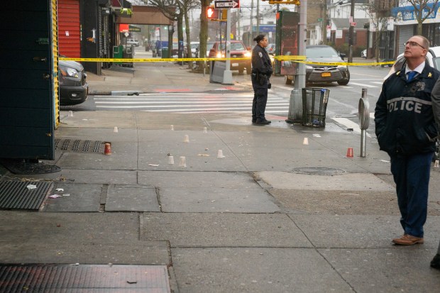Cuatro personas resultaron heridas a tiros en el interior del club nocturno de Brooklyn Richard's Hall and Lounge en la avenida L a E. 94th St. en Canarsie el domingo 8 de marzo de 2026. (Theodore Parisienne / New York Daily News)