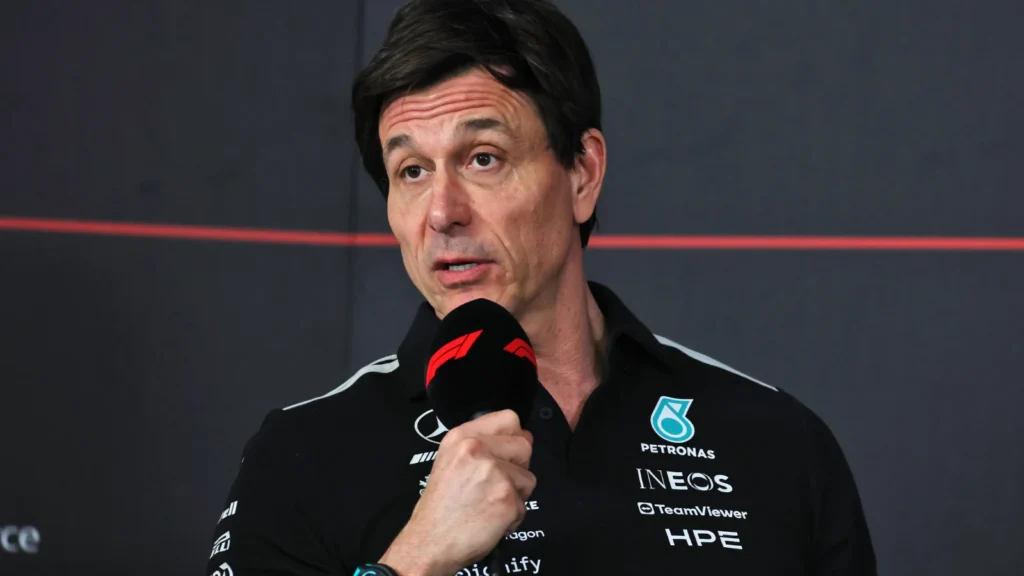 Toto Wolff (GER) Accionista y director ejecutivo del equipo de Fórmula 1 Mercedes AMG en la conferencia de prensa de la FIA. 19.02.2026. Pruebas de Fórmula 1, prueba de Bahréin dos, Sakhir, Bahréin, día dos