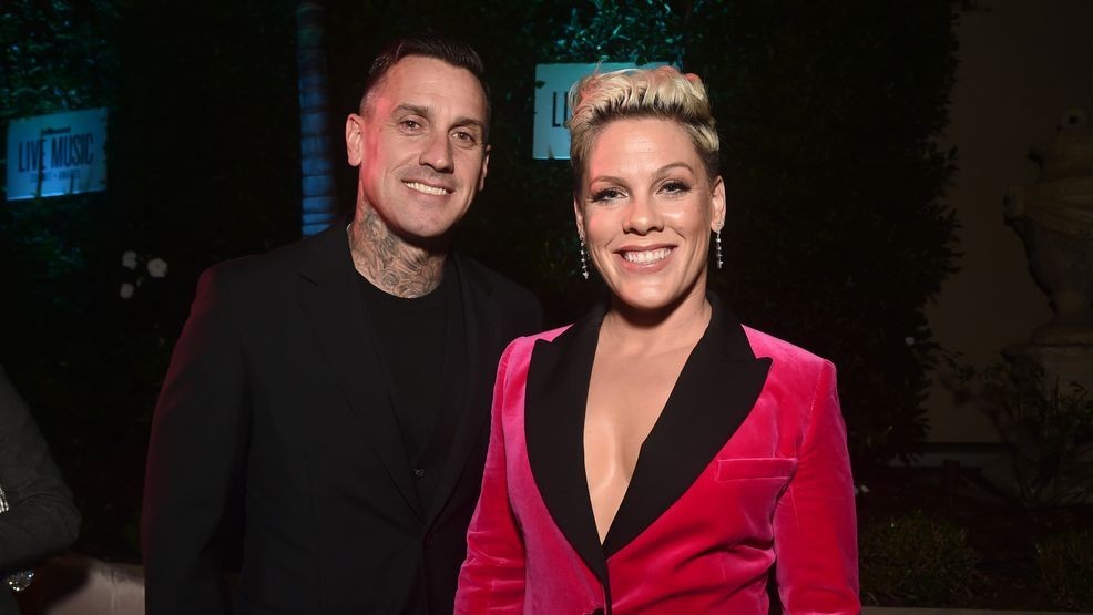 BEVERLY HILLS, CALIFORNIA - 5 DE NOVIEMBRE: Carey Hart y Pink asisten a la ceremonia de entrega de premios y la cumbre de la música en directo de Billboard 2019 en el Montage Hotel el 5 de noviembre de 2019 en Beverly Hills, California. (Foto de Alberto E. Rodríguez/Getty Images)