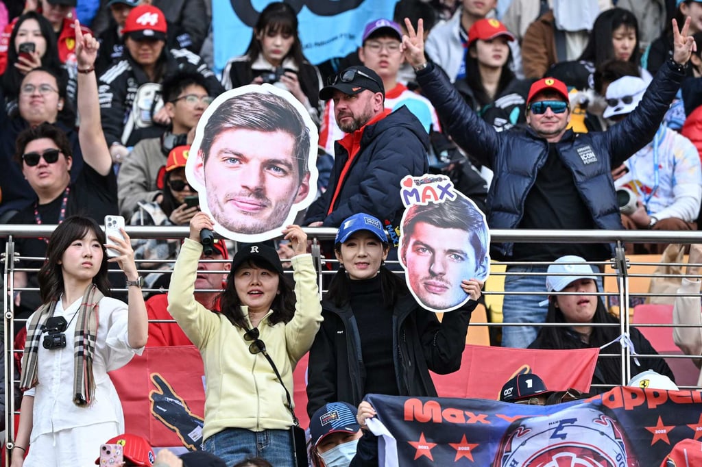 Seguidores con recortes de Max Verstappen antes del Gran Premio de China del domingo. Foto: AFP