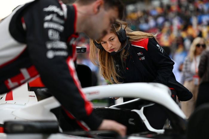 Laura Mueller, ingeniera de carreras, Haas F1 en la parrilla