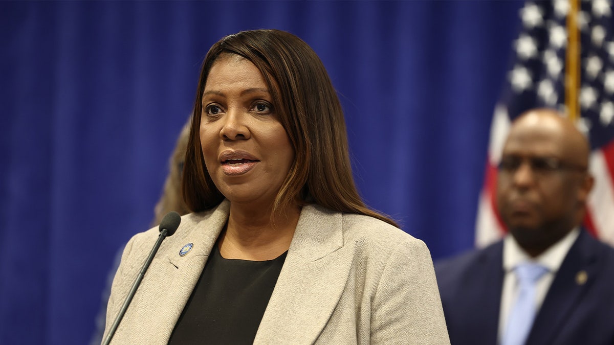 Letitia James en rueda de prensa