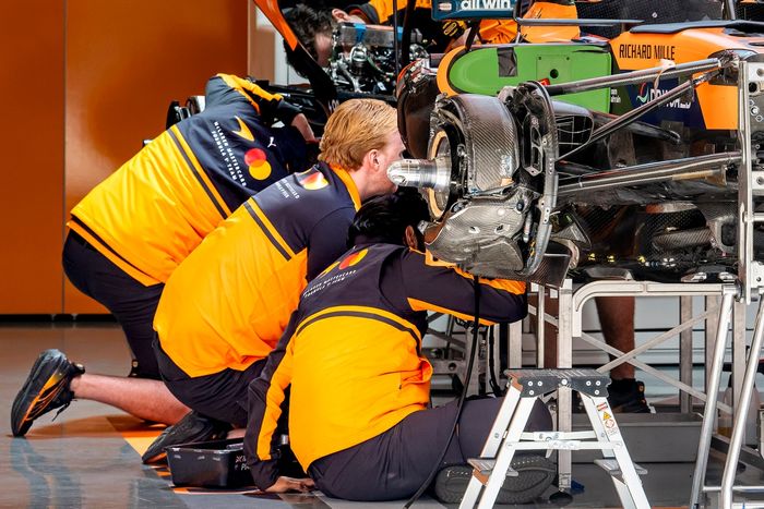 Los mecánicos de McLaren trabajan en el coche 