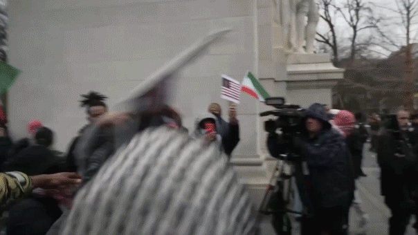 El vídeo captura el caos que estalla en el velatorio de Nueva York por el ayatolá Jamenei asesinado mientras los puñetazos vuelan