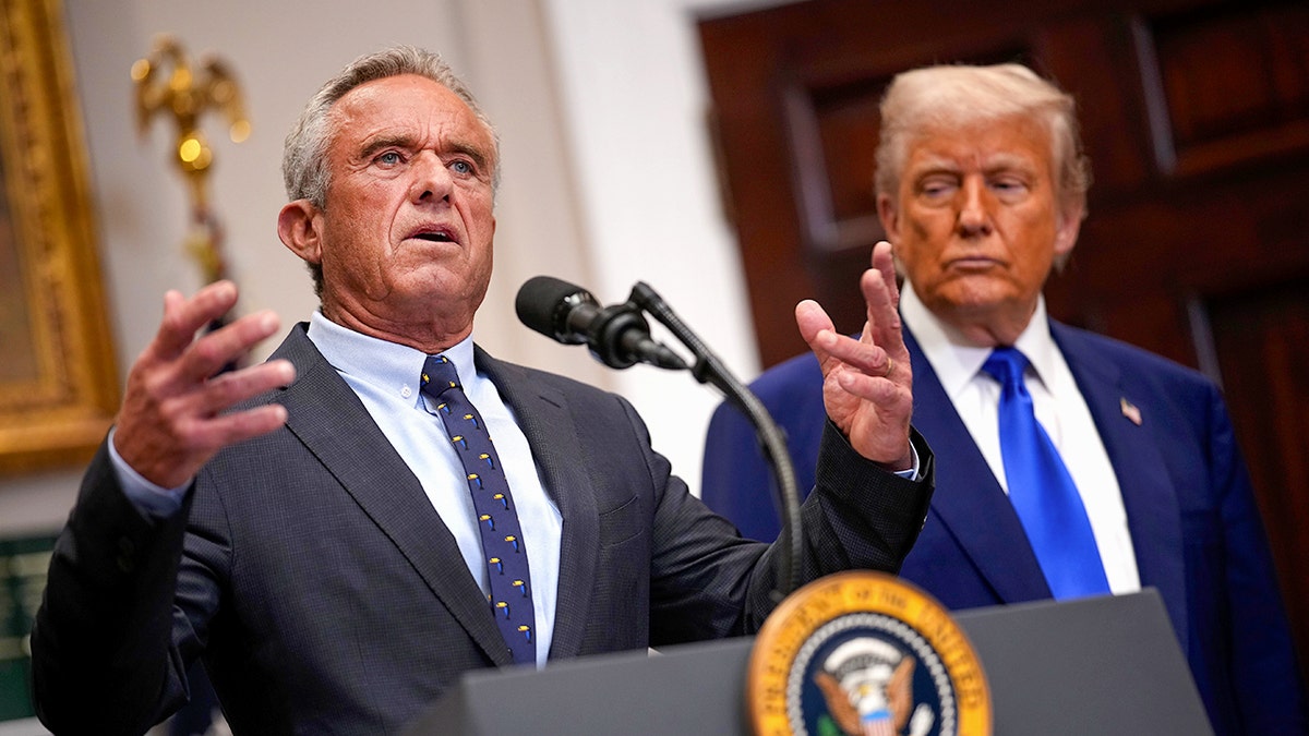 RFK Jr. habla mientras Donald Trump mira