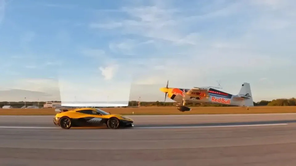 Acrobacia de avión y tren de Red Bull.