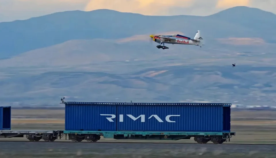 Acrobacia de avión y tren de Red Bull.