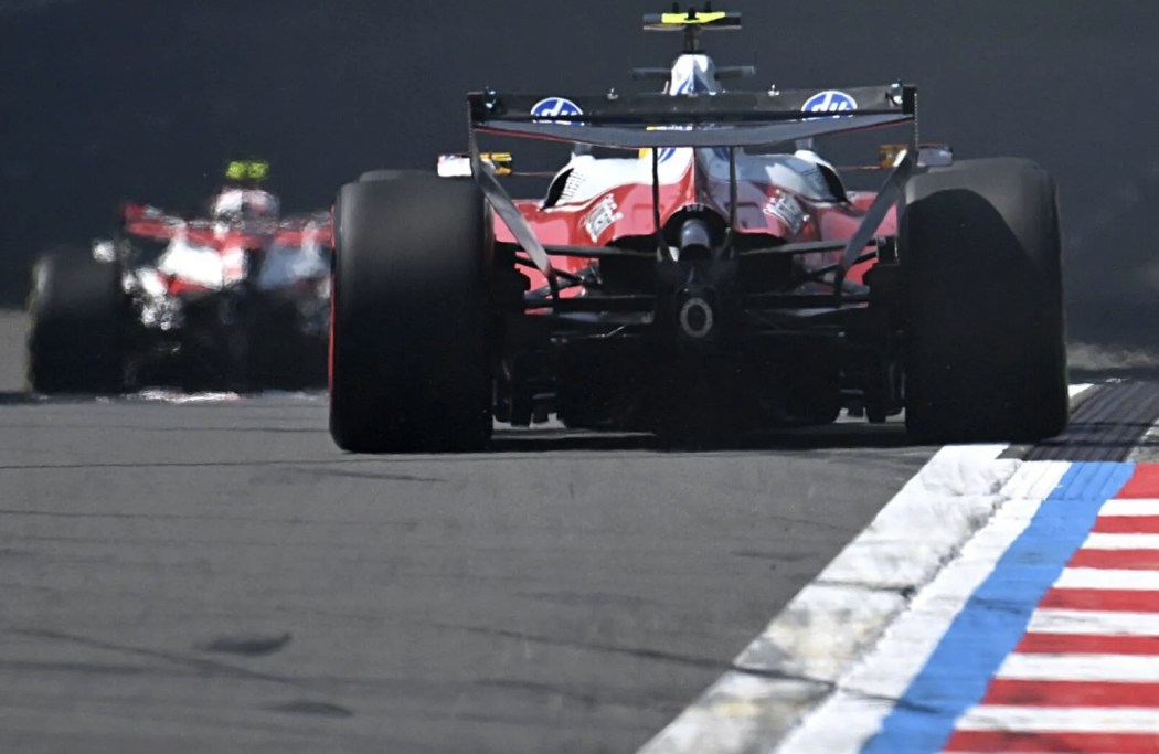 Coches de Fórmula 1 en la pista