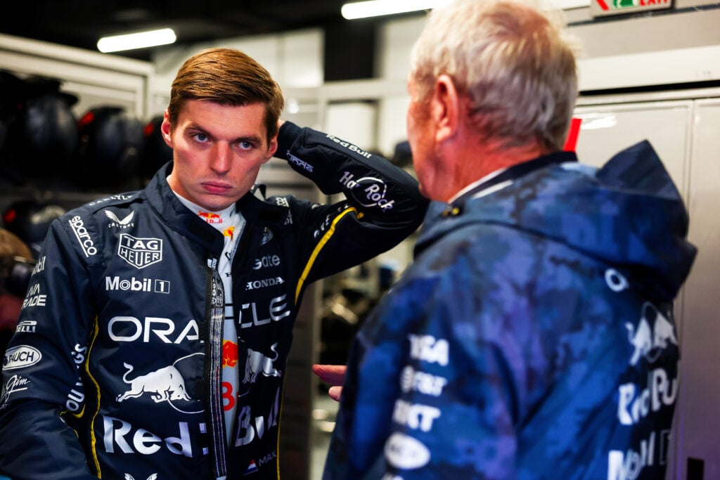 Max Verstappen de los Países Bajos y Oracle Red Bull Racing conversa con el dr. Helmut Marko, consultor del equipo de Oracle Red Bull Racing en el garaje durante los entrenamientos antes del Gran Premio de F1 de Las Vegas en Las Vegas Strip Circuit el 20 de noviembre de 2025 en Las Vegas, Nevada.