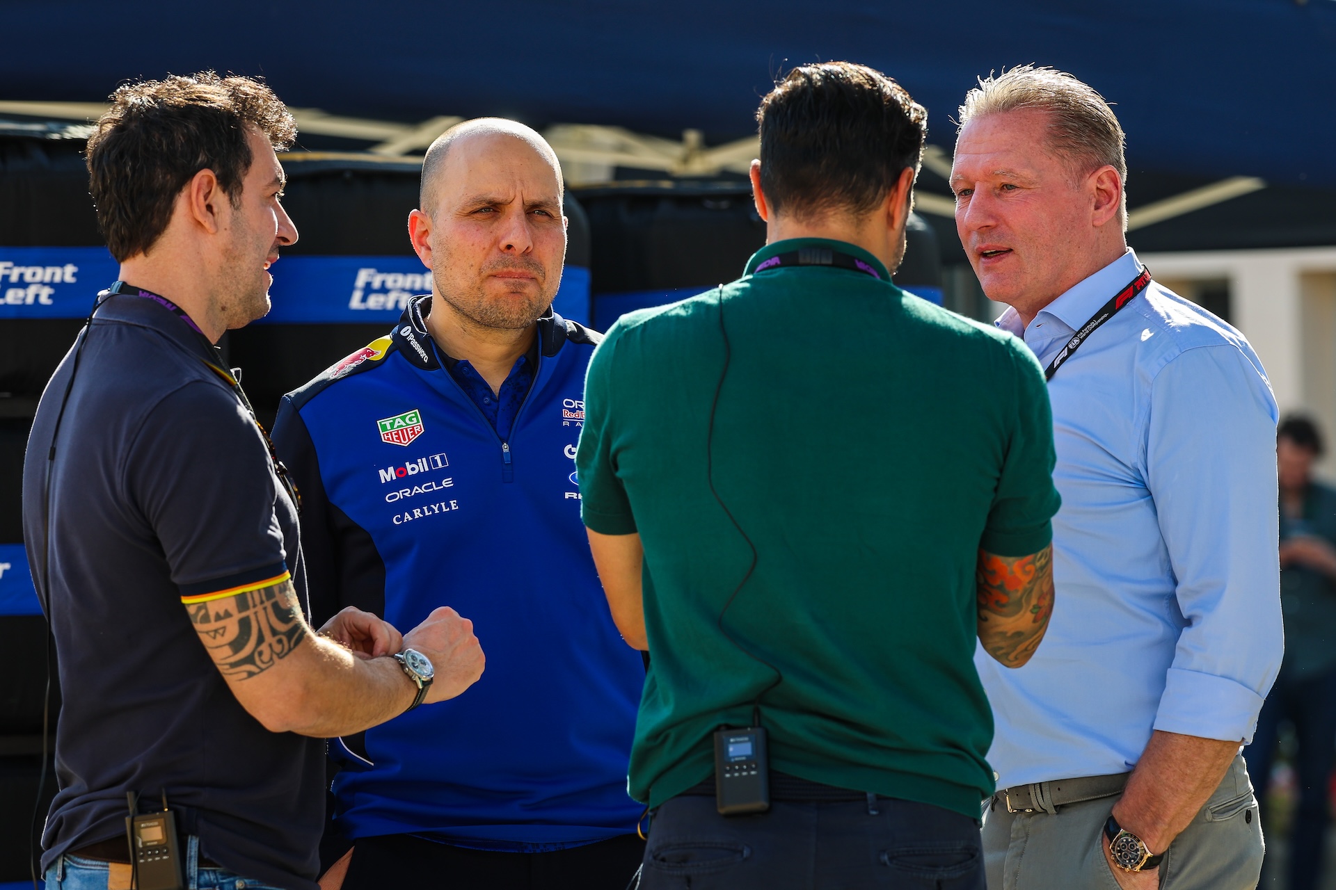 BAHRAIN, BAHRAIN - 18 DE FEBRERO: Jos Verstappen y Gianpiero Lambiase conversando en el paddock durante el primer día de pruebas de F1 en el Circuito Internacional de Bahrein el 18 de febrero de 2026 en Bahréin, Bahréin. (Foto de Kym Illman/Getty Images)