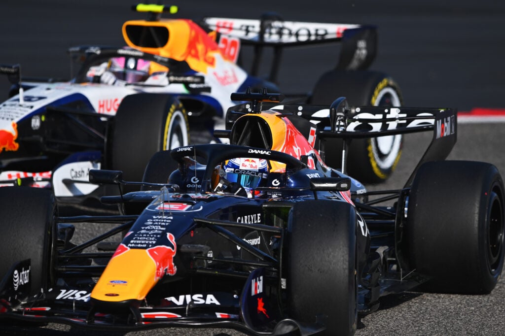 El piloto de Red Bull Max Verstappen en pista ante Liam Lawson de Racing Bulls durante la prueba de pretemporada de F1 Bahrein 2026