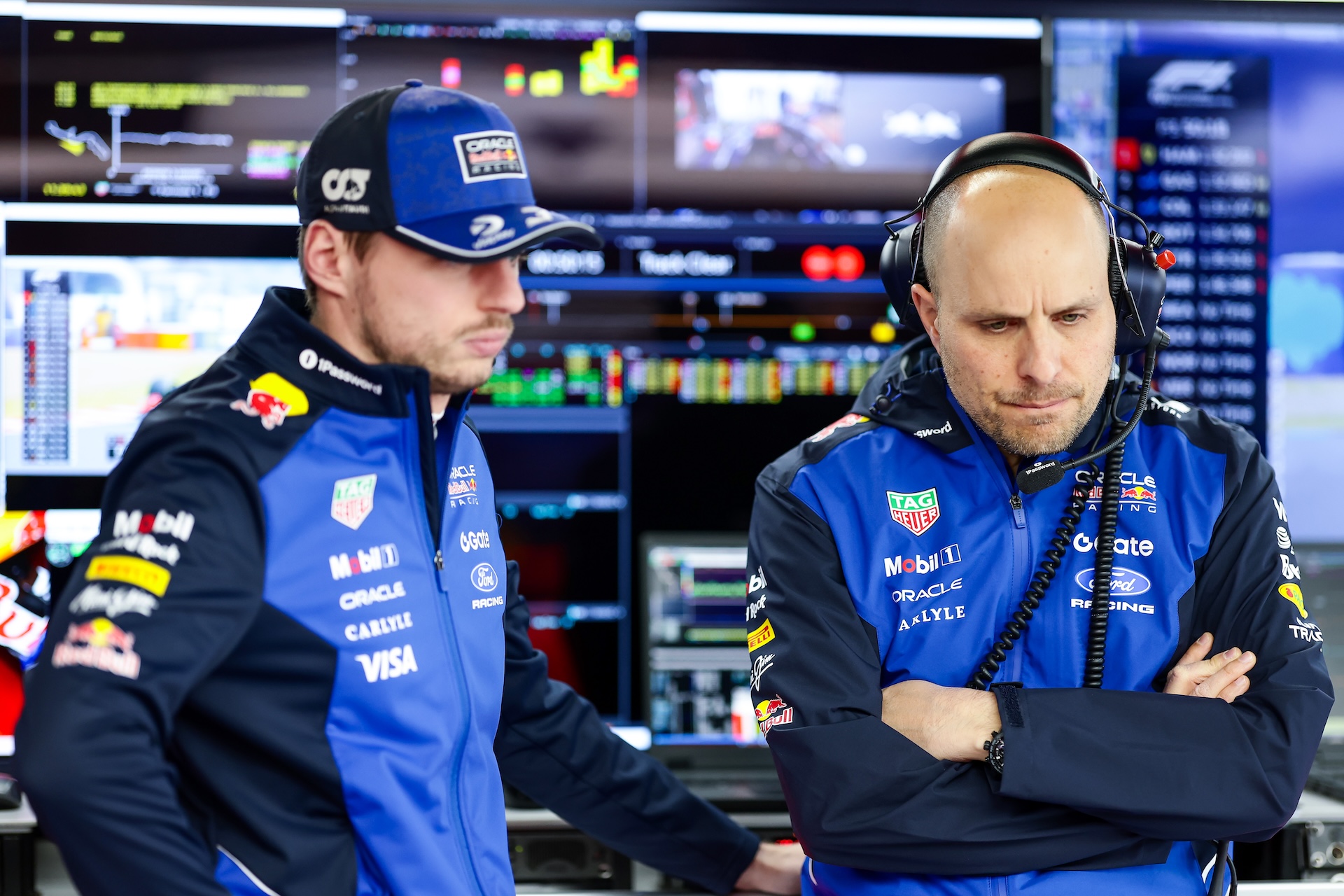 SUZUKA, JAPÓN - 28 DE MARZO: Max Verstappen de los Países Bajos y Oracle Red Bull Racing y Gianpiero Lambiase, jefe de carreras de Oracle Red Bull Racing en el garaje durante los entrenamientos finales antes del Gran Premio de F1 de Japón en el Circuito de Suzuka el 28 de marzo de 2026. (Foto de Mark Thompson/Getty Images)