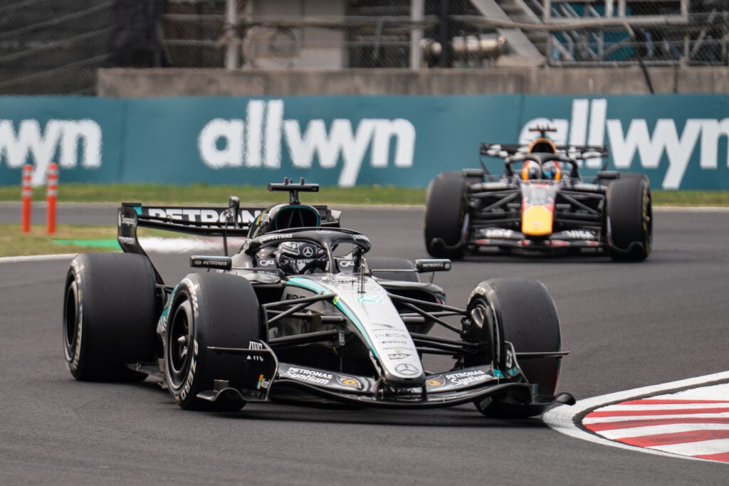 George Russell de Mercedes lidera al piloto de Red Bull Max Verstappen en pista durante el Gran Premio de Japón de F1 2026