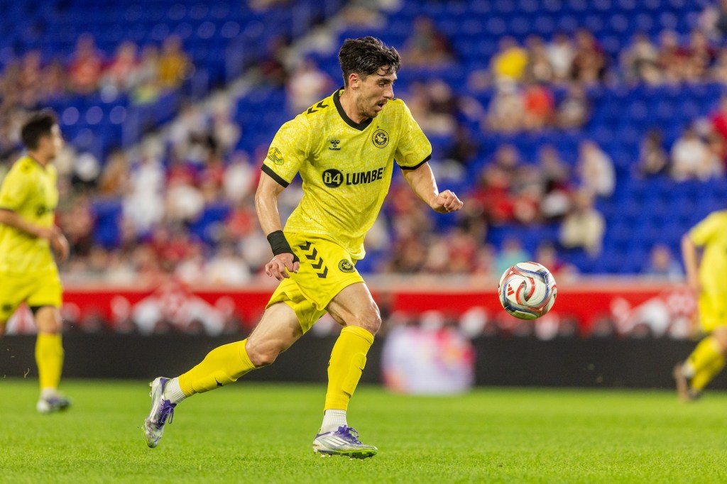 Trevor Amann se mueve hacia arriba con el balón en el partido de la Copa US Open de Pittsburgh Riverhounds contra el Red Bull New York el 15 de abril de 2026 en el Sports Illustrated Stadium de Harrison, NJ (Foto: Mallory Neil/Riverhounds SC)