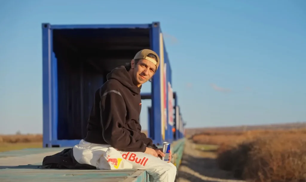Red Bull volvió a estudiar las leyes de la física y luego las ignoró por otro truco de avión.