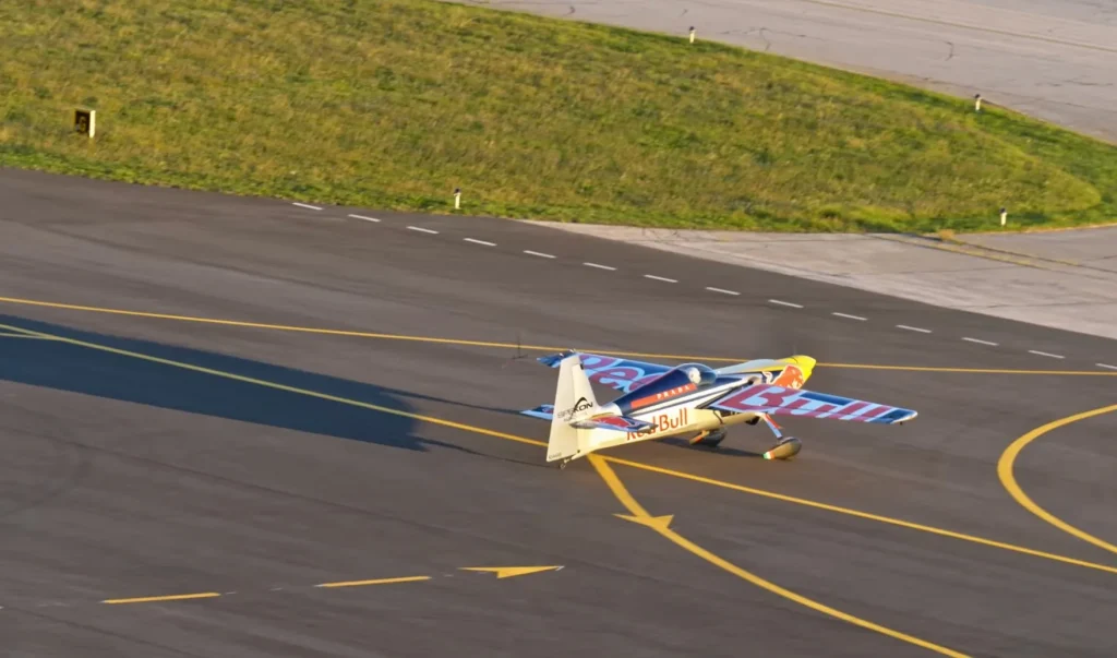 Red Bull volvió a estudiar las leyes de la física y luego las ignoró por otro truco de avión.