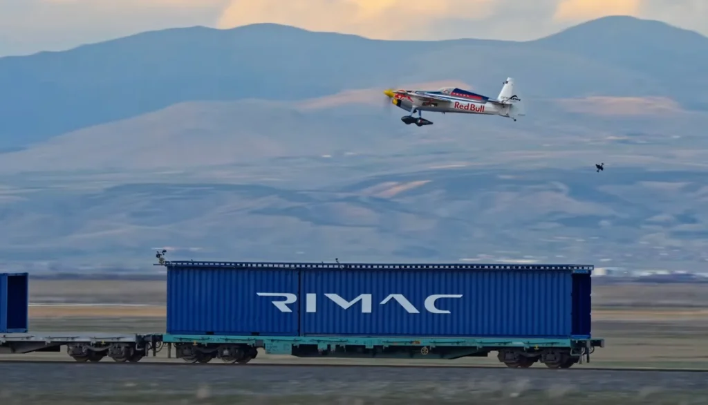 Red Bull volvió a estudiar las leyes de la física y luego las ignoró por otro truco de avión.