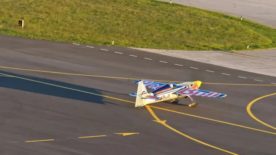 Acrobacia de avión y tren de Red Bull.