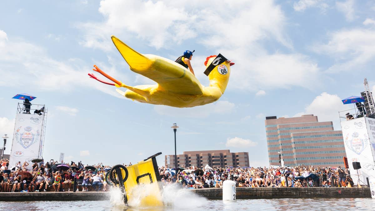 El participante del evento compite en el Red Bull Flugtag en Dallas, Texas, el 13 de septiembre de 2025. Pat Nolan / Red Bull Content Pool