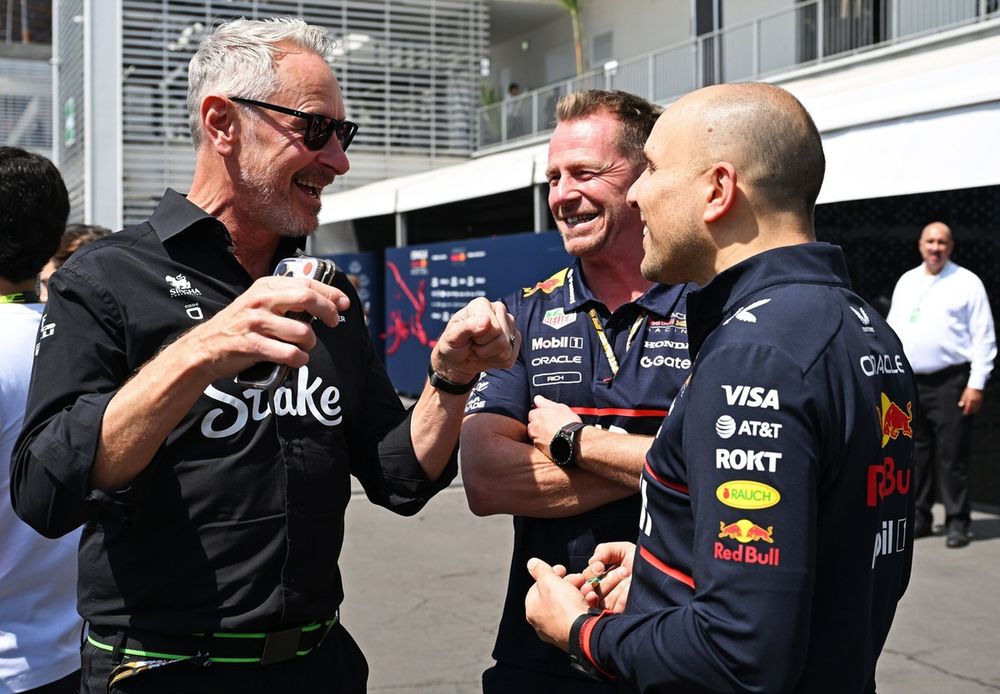 Jonathan Wheatley, director del equipo de Stake F1 Team Kick Sauber y Gianpiero Lambiase, jefe de carreras de Oracle Red Bull Racing