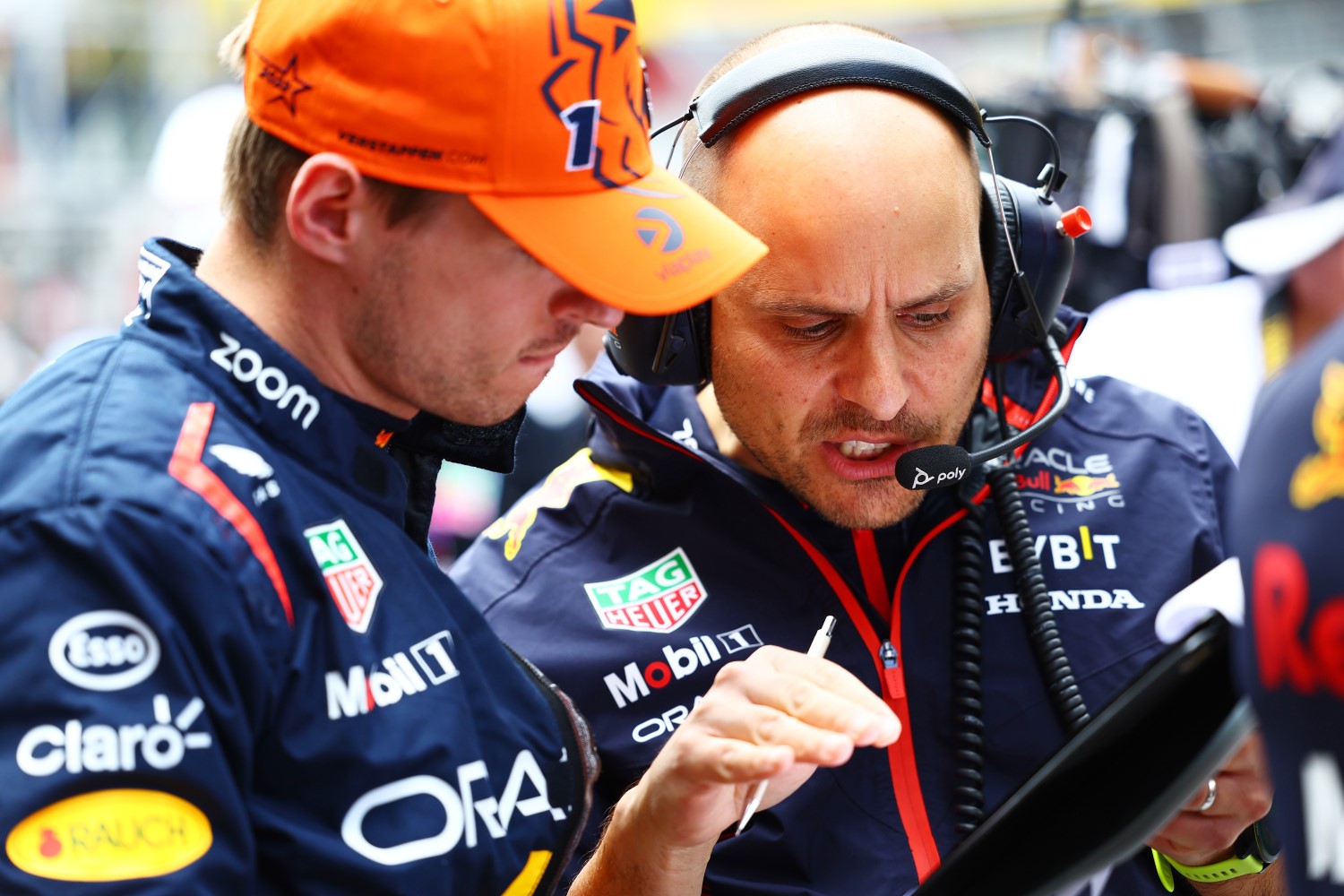 Max Verstappen de los Países Bajos y Oracle Red Bull Racing conversa con el ingeniero de carreras Gianpiero Lambiase en la parrilla antes del Gran Premio de Austria de F1 en el Red Bull Ring el 2 de julio de 2023 en Spielberg, Austria. (Foto de Mark Thompson/Getty Images) // Getty Images / Red Bull Content Pool