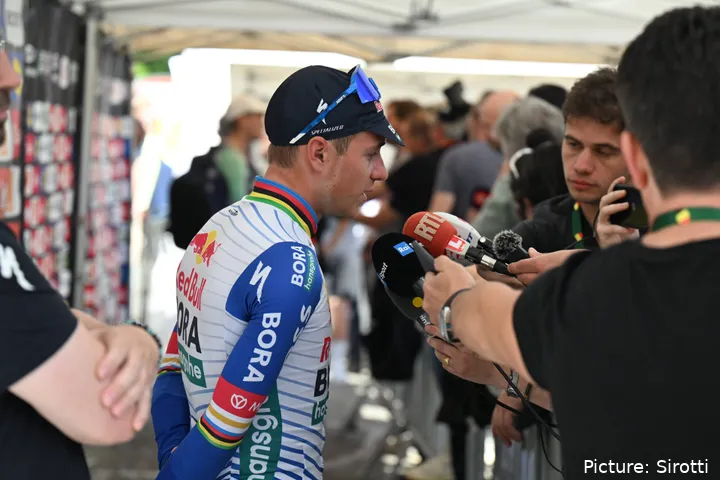 Remco Evenepoel en la presentación del equipo pre-Lieja-Bastogne-Lieja 2026