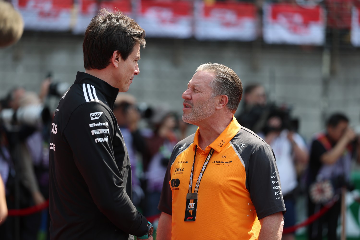 Toto Wolff, director ejecutivo del Mercedes AMG Petronas F1 Team y Zak Brown, consejero delegado de McLaren conversan en el Paddock antes del Gran Premio de F1 de China en el Circuito Internacional de Shanghái el 23 de marzo de 2025 en Shanghái, China. (Foto de Mark Thompson/Getty Images para McLaren)