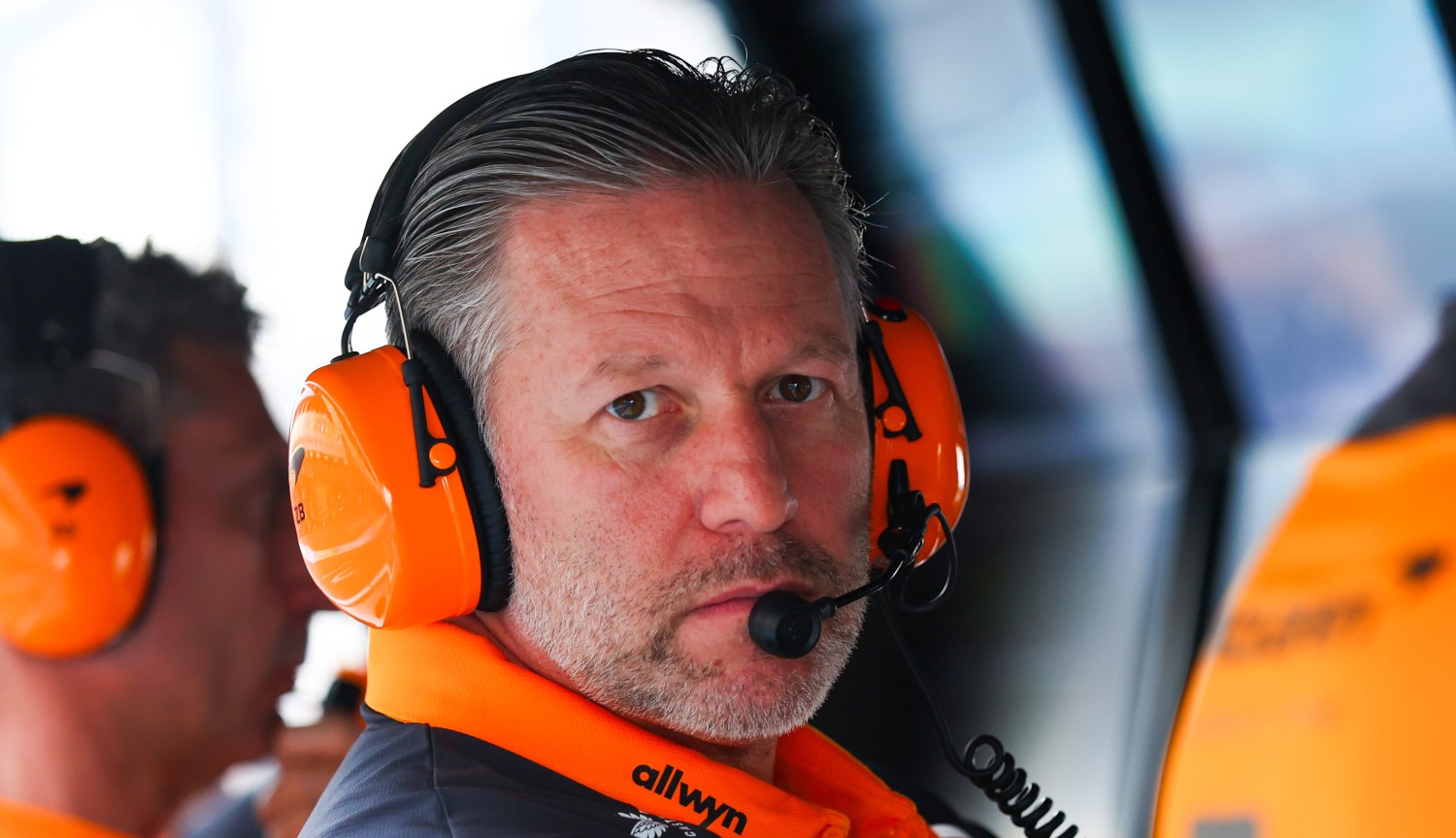 Zak Brown, consejero delegado de McLaren, mira desde la pared de boxes durante los entrenamientos finales antes del Gran Premio de F1 de Arabia Saudita en el Circuito Corniche de Jeddah el 19 de abril de 2025 en Jedda, Arabia Saudita. (Foto de Peter Fox/LAT Images para McLaren)