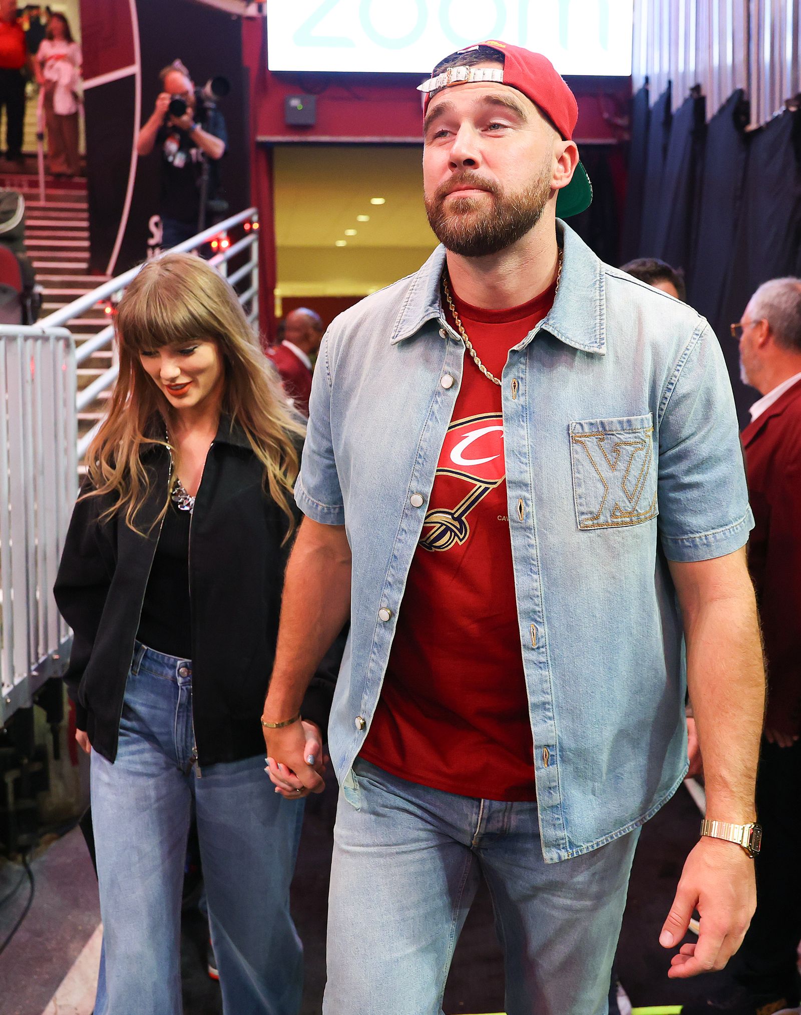 CLEVELAND OHIO 23 DE MAYO La cantante Taylor Swift y Travis Kelce de los Kansas City Chiefs asisten al tercer partido entre el...