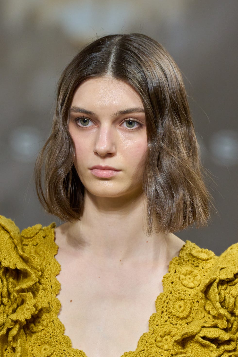 Modelo de moda con un traje amarillo Modelo de moda con un traje amarillo