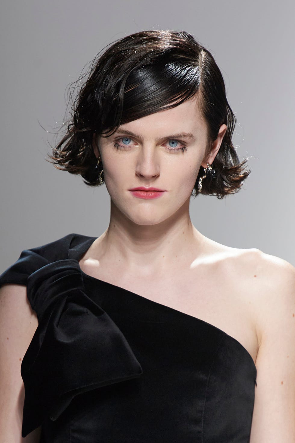 Modelo de moda que muestra un elegante vestido negro Modelo de moda que muestra un elegante vestido negro