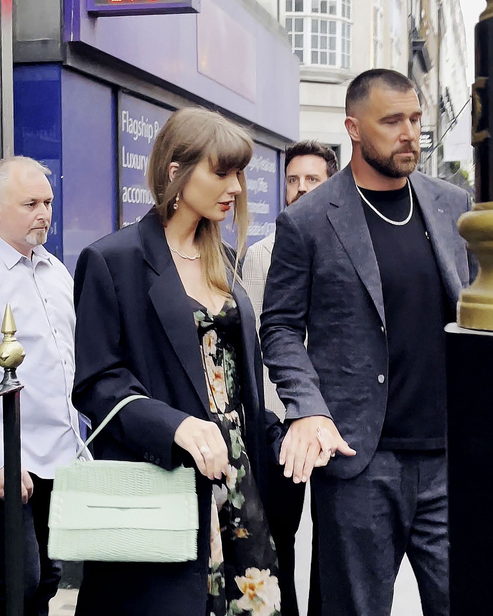 Taylor Swift y su novio Travis Kelce fotografiados con la directora de fotografía británica Rina Yang saliendo de Gymkhana Indian...