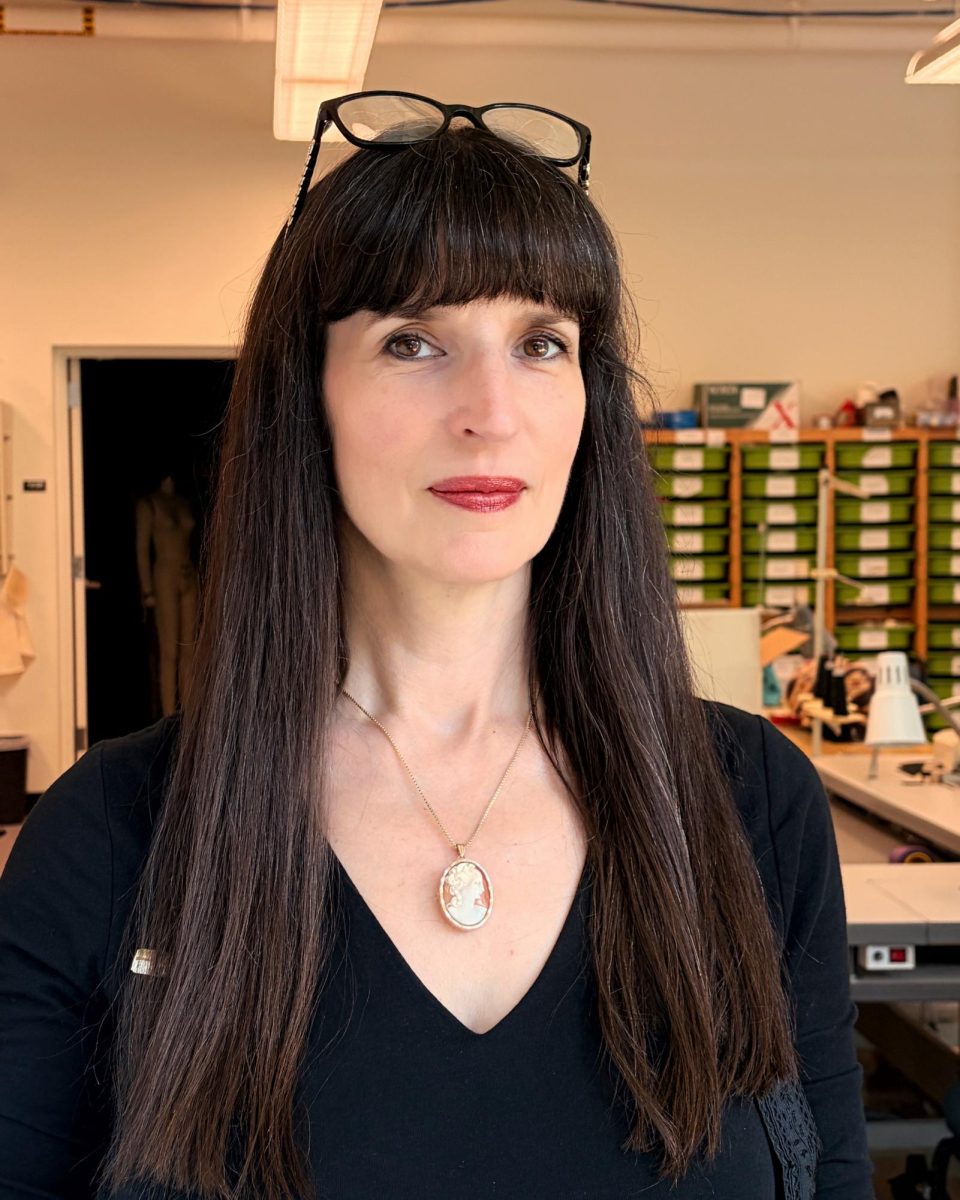 La directora de la tienda de disfraces de la Universidad de Oregón, Heather Bair, dijo que los cameos, como el que lleva aquí, son un ejemplo de cómo la moda conecta a la gente con el pasado y compromete su imaginación.