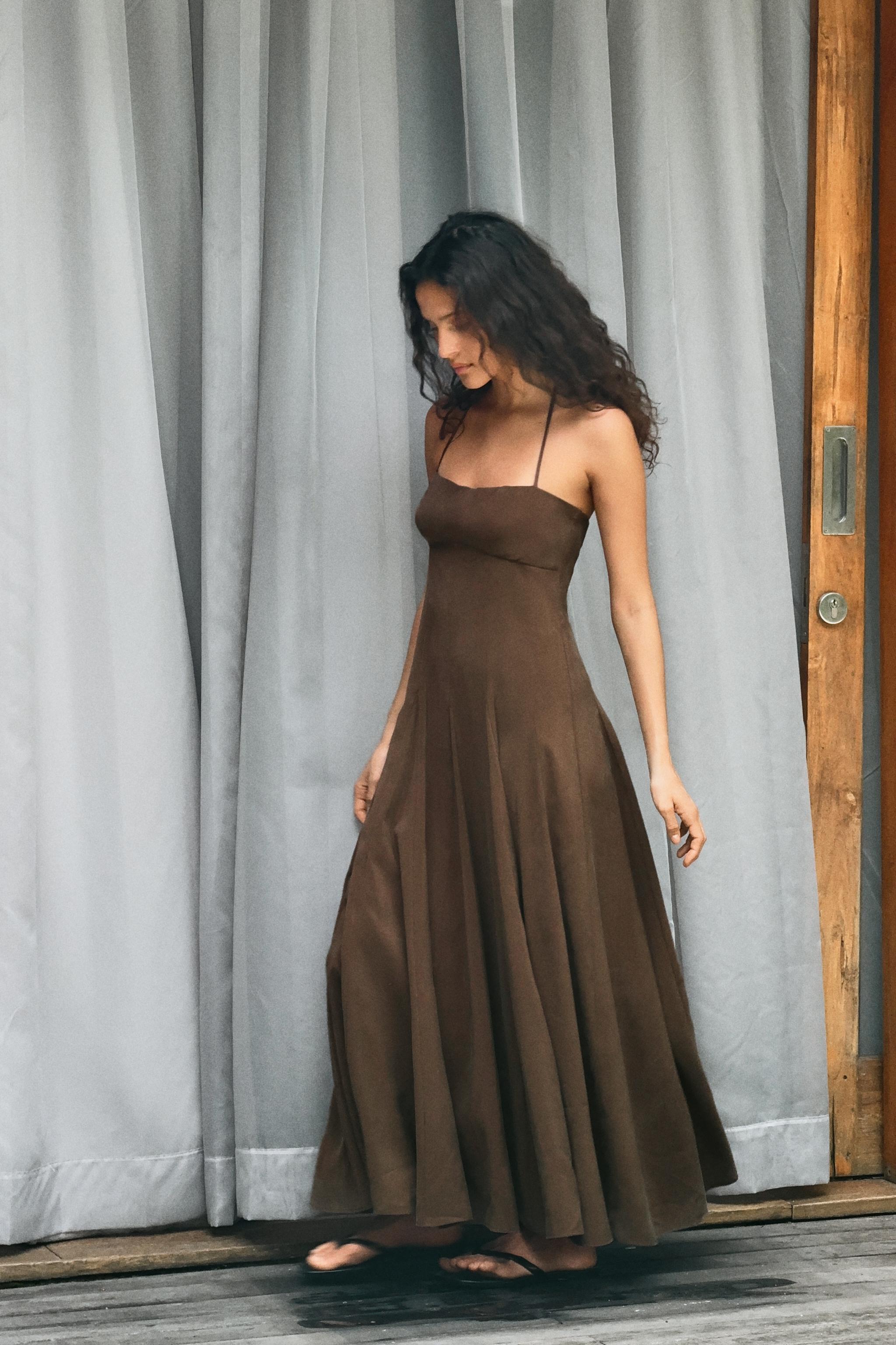 Vestido Midi Fluid Halter Volume