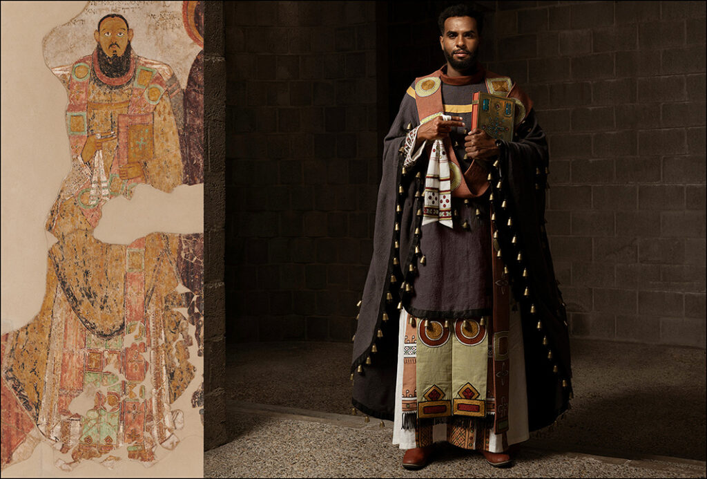 Modelo con túnicas nubianas de colores que se muestra junto a la pintura antigua que inspiró la recreación