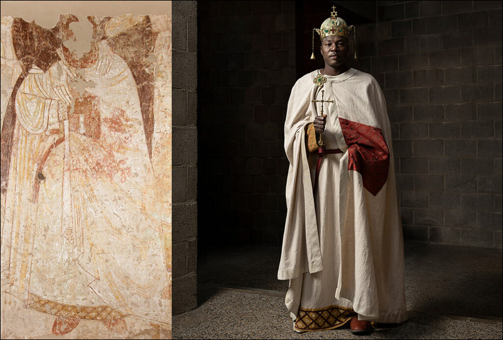 Modelo con túnicas nubianas blancas y rojas que se muestra junto a la pintura antigua de un rey que inspiró la recreación