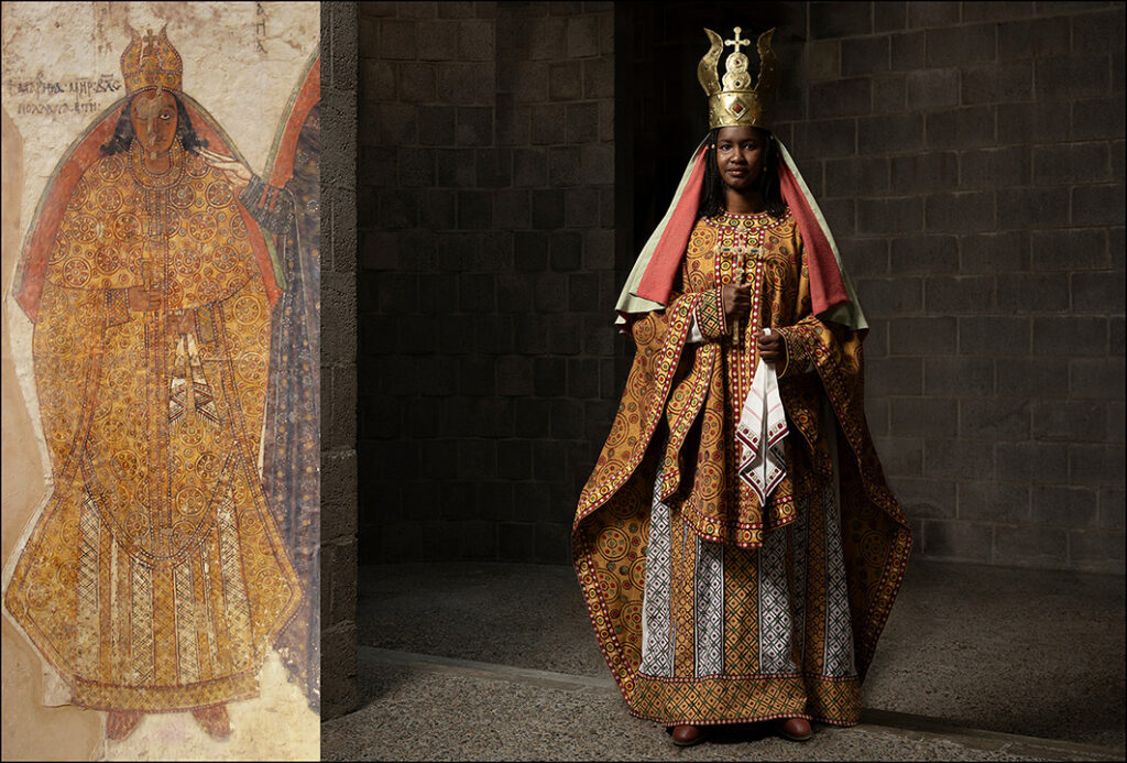 Modelo que lleva una túnica de madre real de Nubia con estampados y una corona ornamentada que se muestra junto a la pintura antigua que inspiró la recreación
