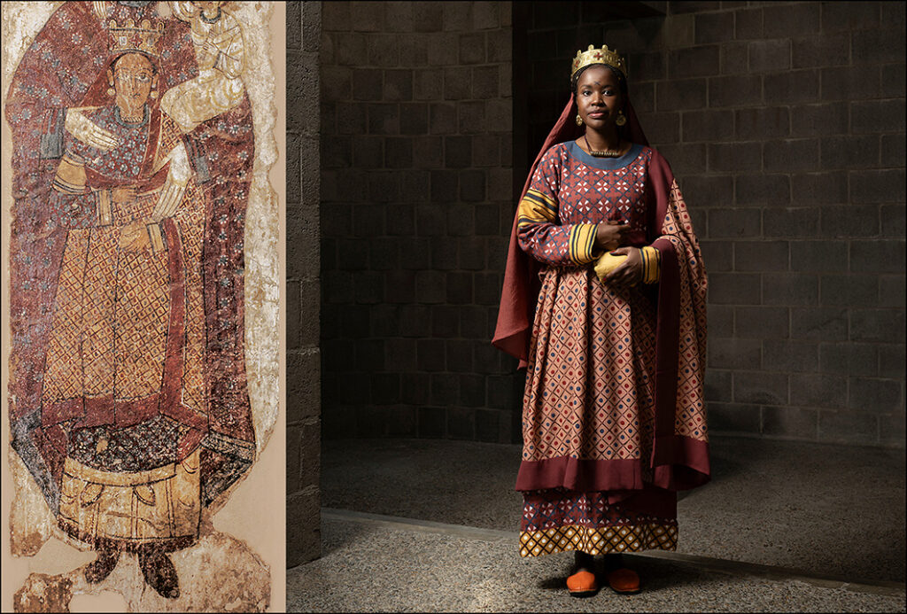 Modelo que lleva la túnica de la madre real nubia estampada junto a la pintura antigua que inspiró la recreación