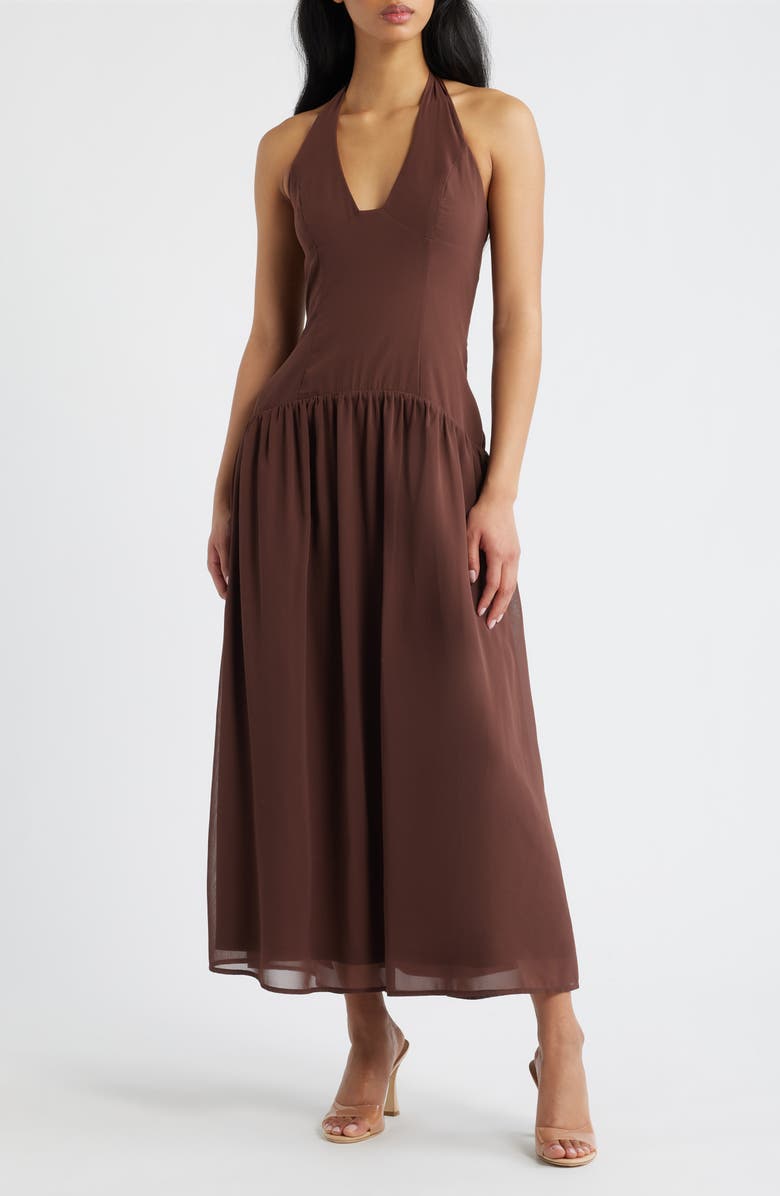Vestido maxi de cintura baja con cuello escarpado castaño