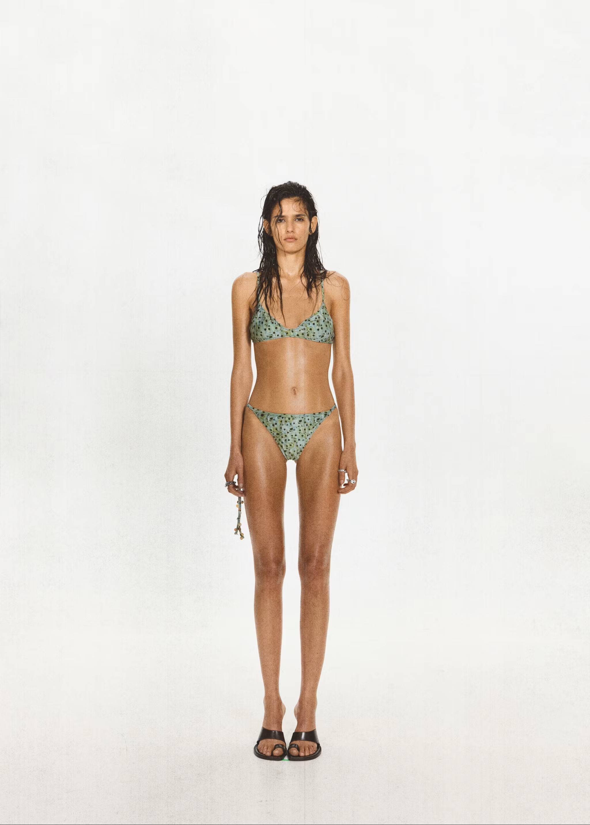 9 bikinis estampados y originales de Zara y Mango para lucir este verano