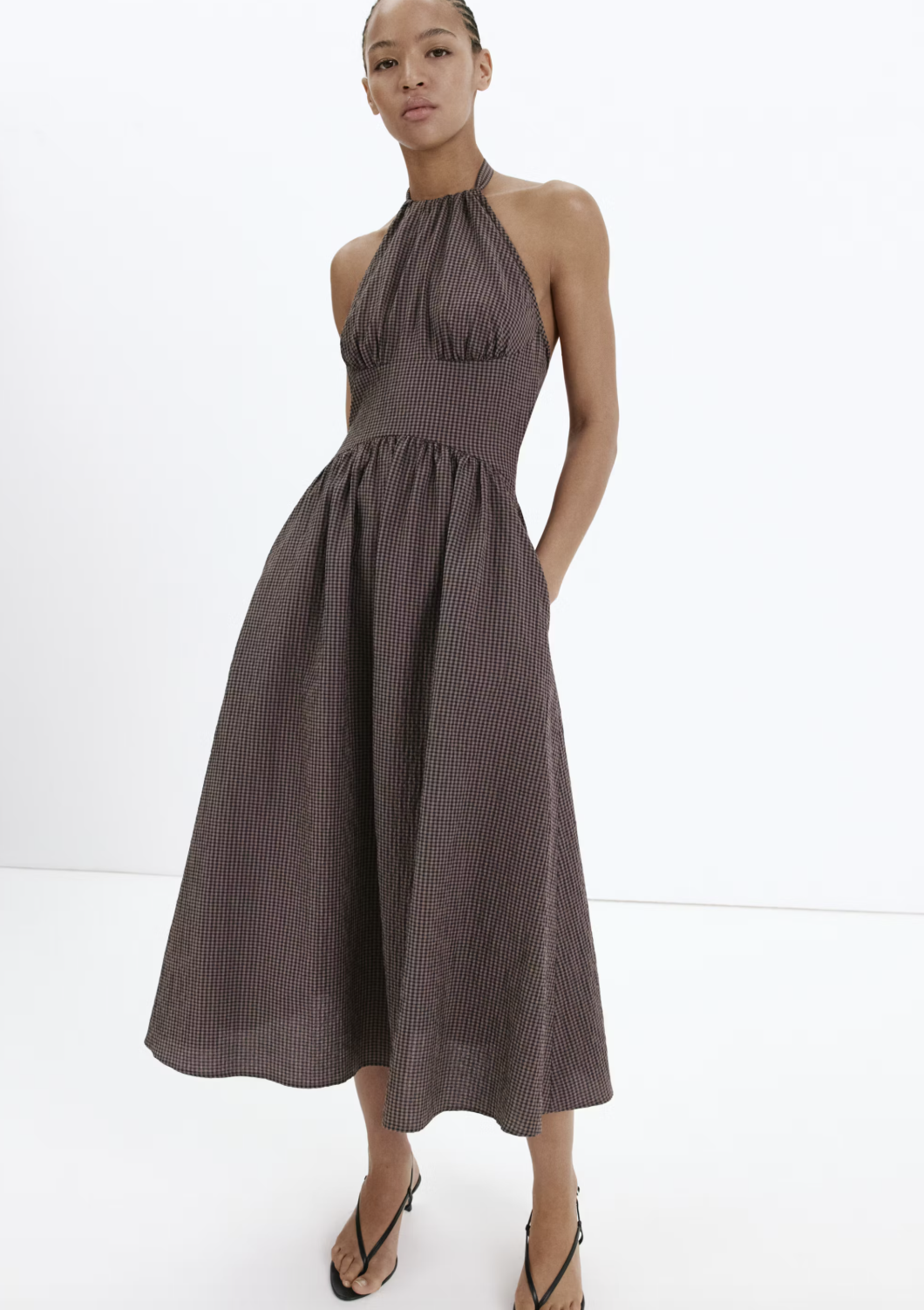 Vestido con cuello haltero de cuadros (49,95 euros)