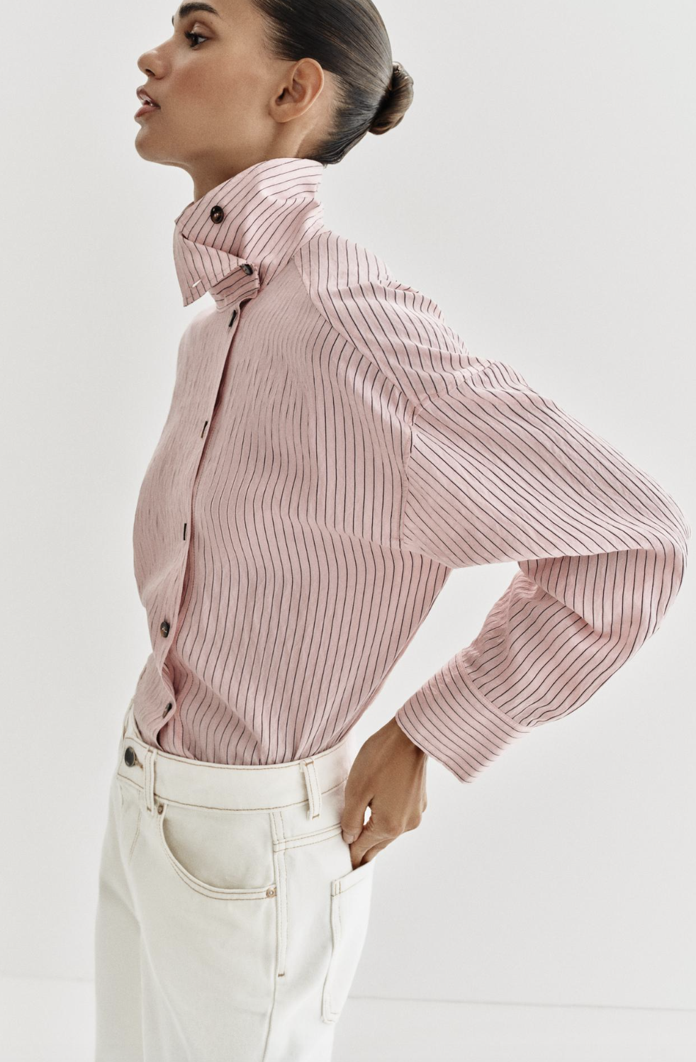 Camisa con cuello subido a rayas (25,95 euros) / Ref. 2317/594/620