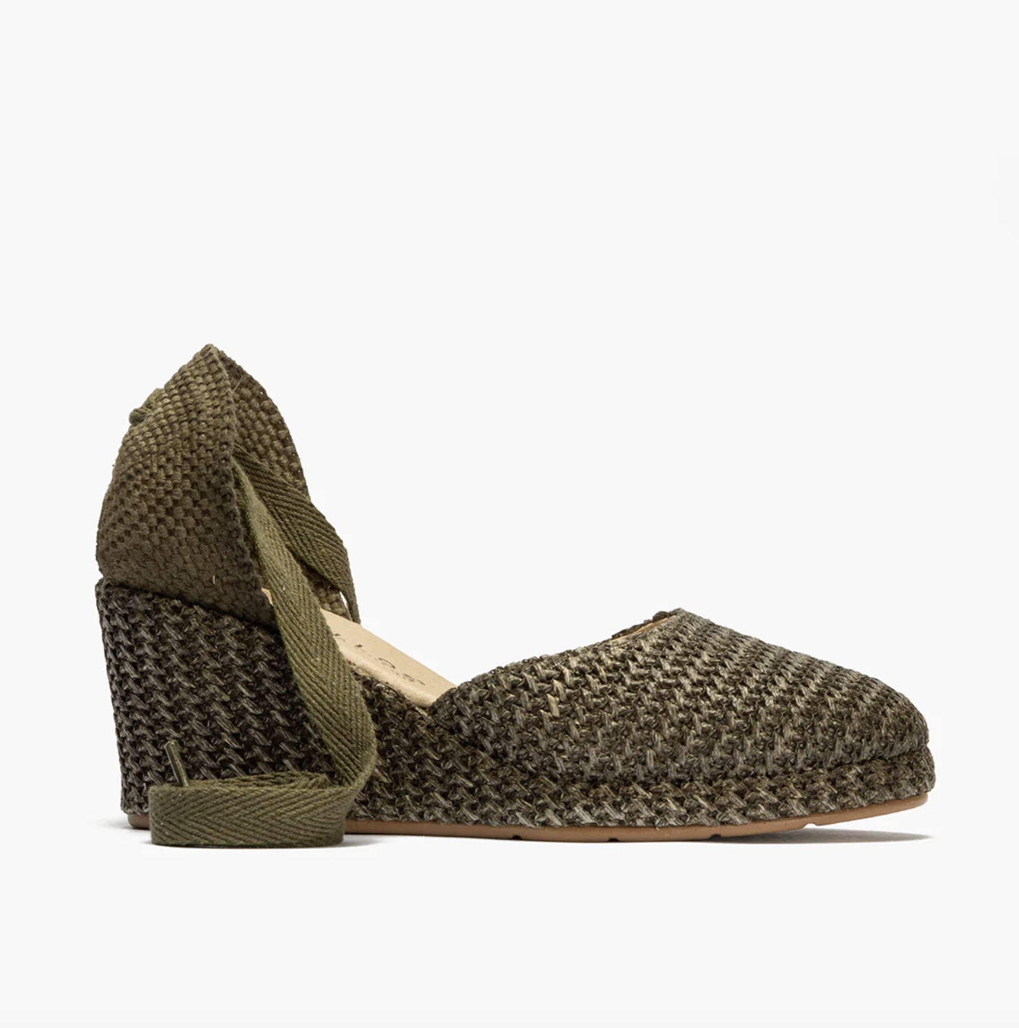 Alpargatas de rafia en color verde oliva (74,95 euros)